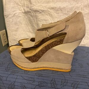 Tsubo Isara wedge sandal in putty suede 9.5